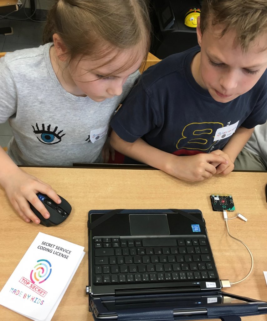 Eindruck aus dem #MadeByKids-2nd-step-Workshop zur Micro:bit-Schultaschen-Alarmanlage