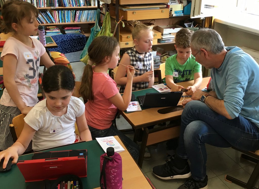 Eindruck aus dem #MadeByKids-2nd-step-Workshop zur Micro:bit-Schultaschen-Alarmanlage