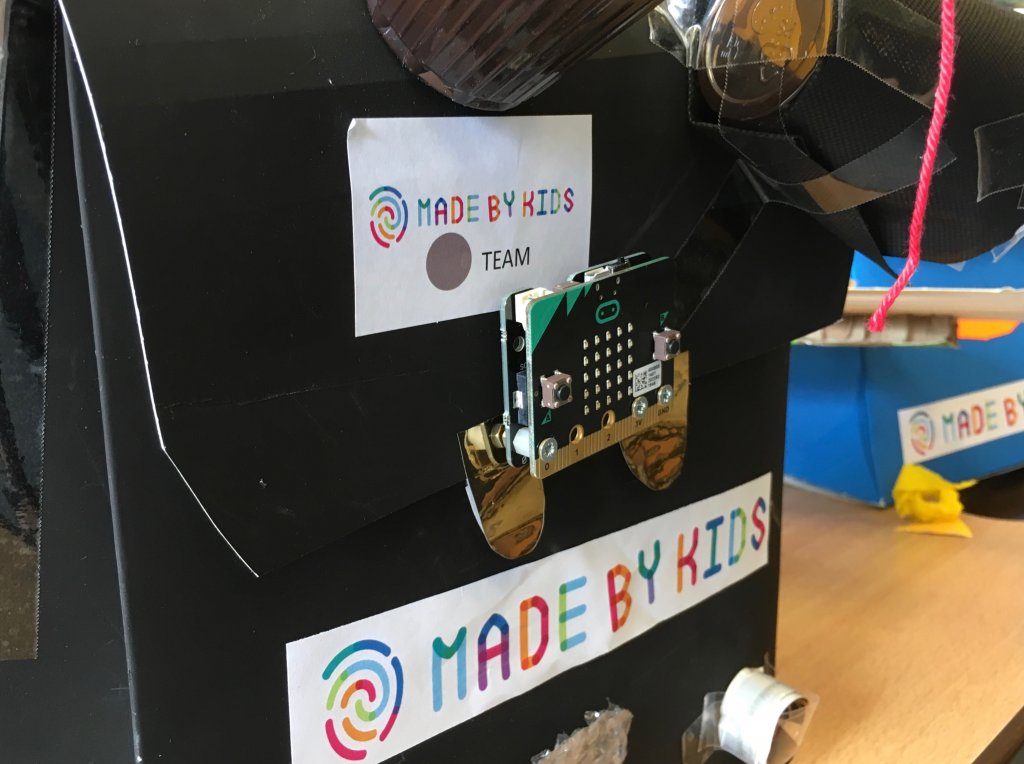 Eindruck aus dem #MadeByKids-2nd-step-Workshop zur Micro:bit-Schultaschen-Alarmanlage
